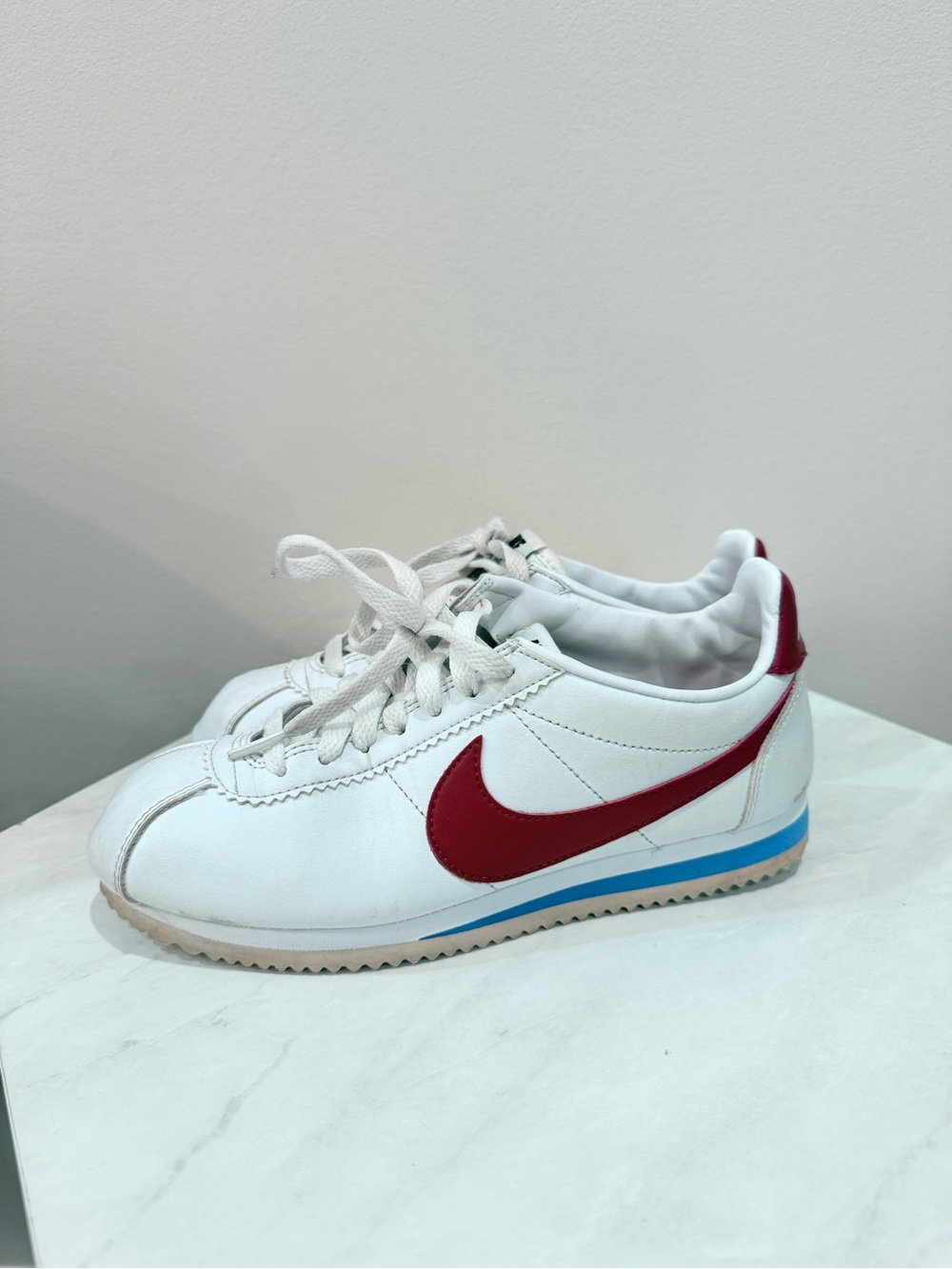 🔥Nike White Women’s Sneakers with Red Swoosh Size 6.5 EUC🔥